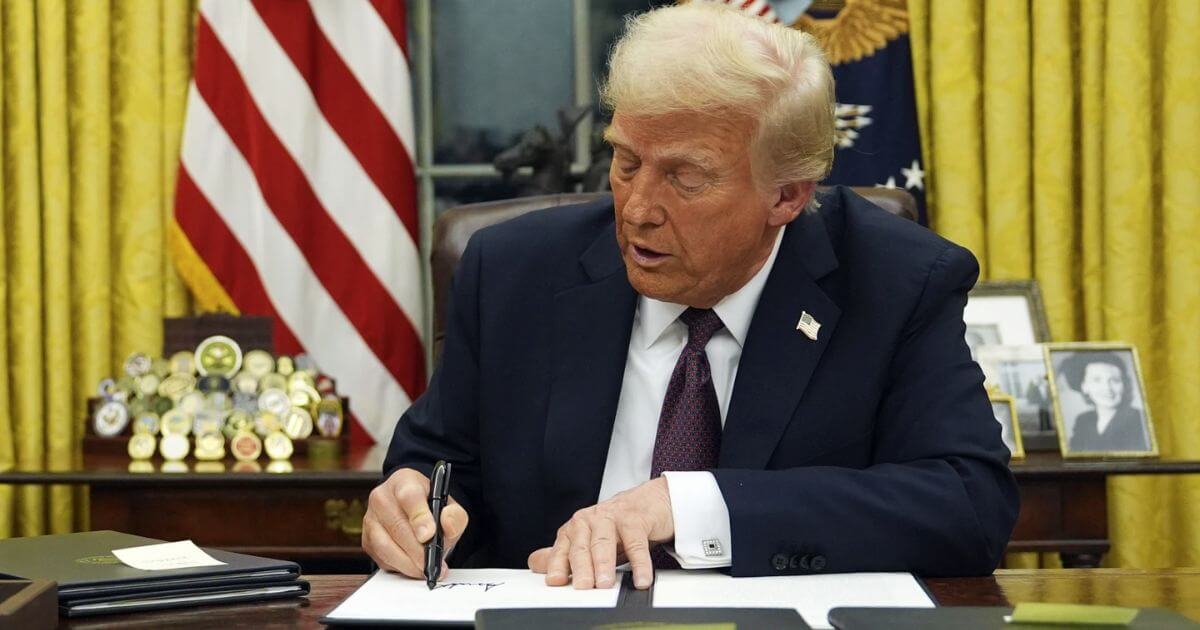 Trump Whitehouse Talking Featured 1200x630 1 opt